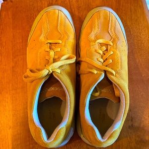 YELLOW ROCKPORT HIKING SHOES. Size 10 1/2